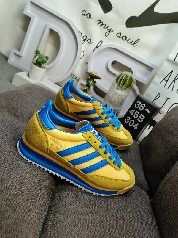 Shoes Adidas 304DAdidas retro sneaker series is popular all over the world. Riding on this wave, the brand continues to draw inspiration from the archives. The newly launched adidas Originals SL 72 RS has become one of the most eye-catching retro representative shoes in recent years.