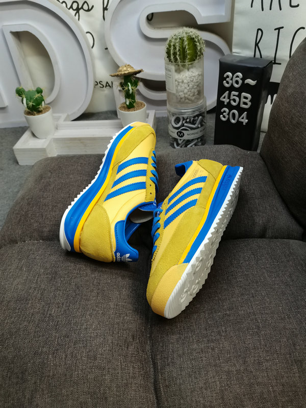 Shoes Adidas 304DAdidas retro sneaker series is popular all over the world. Riding on this wave, the brand continues to draw inspiration from the archives. The newly launched adidas Originals SL 72 RS has become one of the most eye-catching retro representative shoes in recent years.