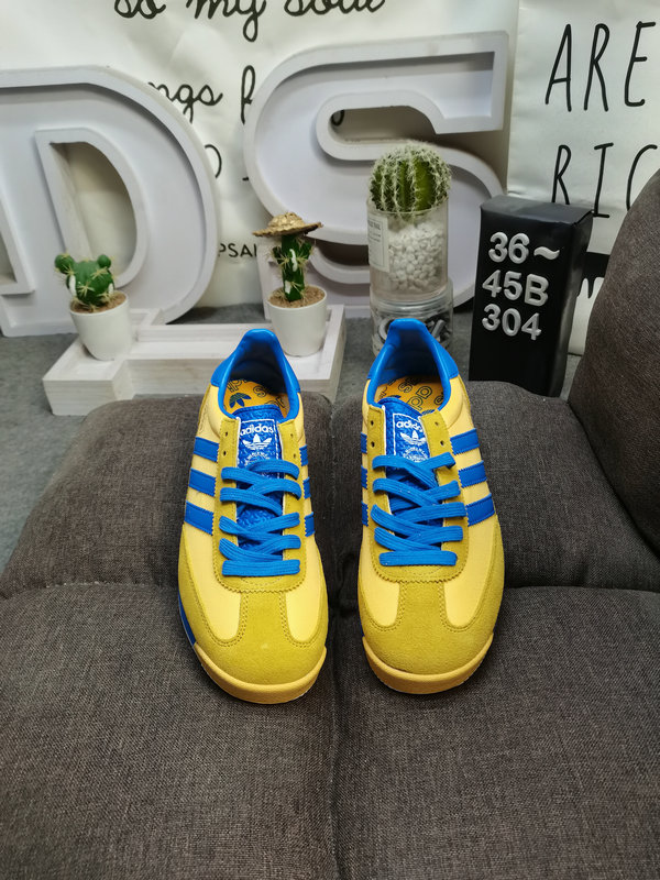 Shoes Adidas 304DAdidas retro sneaker series is popular all over the world. Riding on this wave, the brand continues to draw inspiration from the archives. The newly launched adidas Originals SL 72 RS has become one of the most eye-catching retro representative shoes in recent years.