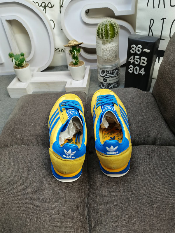 Shoes Adidas 304DAdidas retro sneaker series is popular all over the world. Riding on this wave, the brand continues to draw inspiration from the archives. The newly launched adidas Originals SL 72 RS has become one of the most eye-catching retro representative shoes in recent years.
