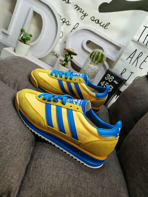 Shoes Adidas 304DAdidas retro sneaker series is popular all over the world. Riding on this wave, the brand continues to draw inspiration from the archives. The newly launched adidas Originals SL 72 RS has become one of the most eye-catching retro representative shoes in recent years.
