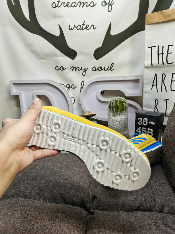 Shoes Adidas 304DAdidas retro sneaker series is popular all over the world. Riding on this wave, the brand continues to draw inspiration from the archives. The newly launched adidas Originals SL 72 RS has become one of the most eye-catching retro representative shoes in recent years.