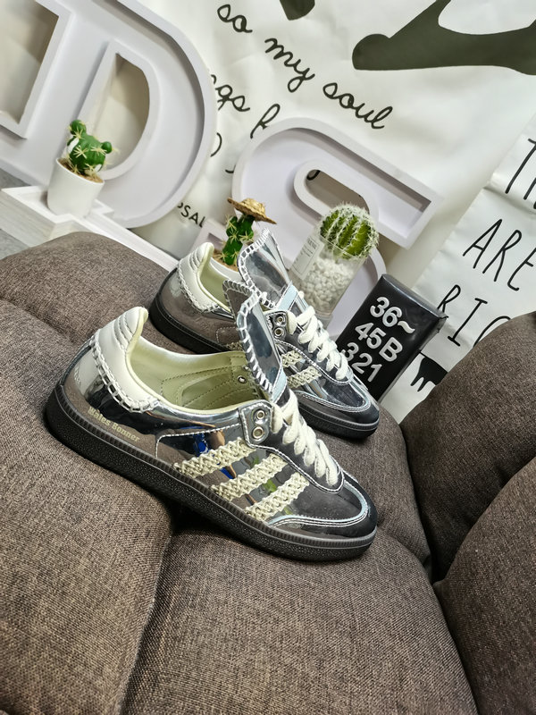 Shoes Adidas 321DWales Bonner x Adidas Samba co-branded retro sports sneakers. Simple color matching this year’s popular liquid silver is full of unknown feeling. Three stripes lace makeup ribbon on the side! 10