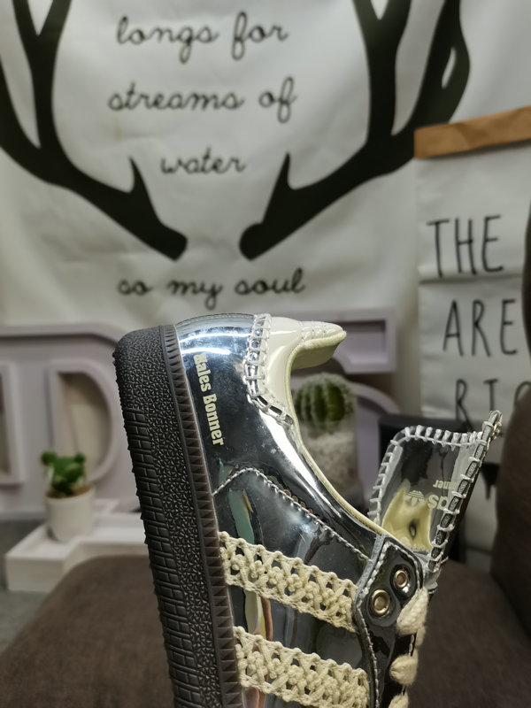 Shoes Adidas 321DWales Bonner x Adidas Samba co-branded retro sports sneakers. Simple color matching this year’s popular liquid silver is full of unknown feeling. Three stripes lace makeup ribbon on the side! 10