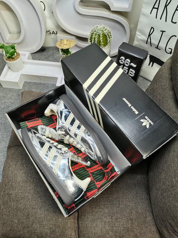 Shoes Adidas 321DWales Bonner x Adidas Samba co-branded retro sports sneakers. Simple color matching this year’s popular liquid silver is full of unknown feeling. Three stripes lace makeup ribbon on the side! 10