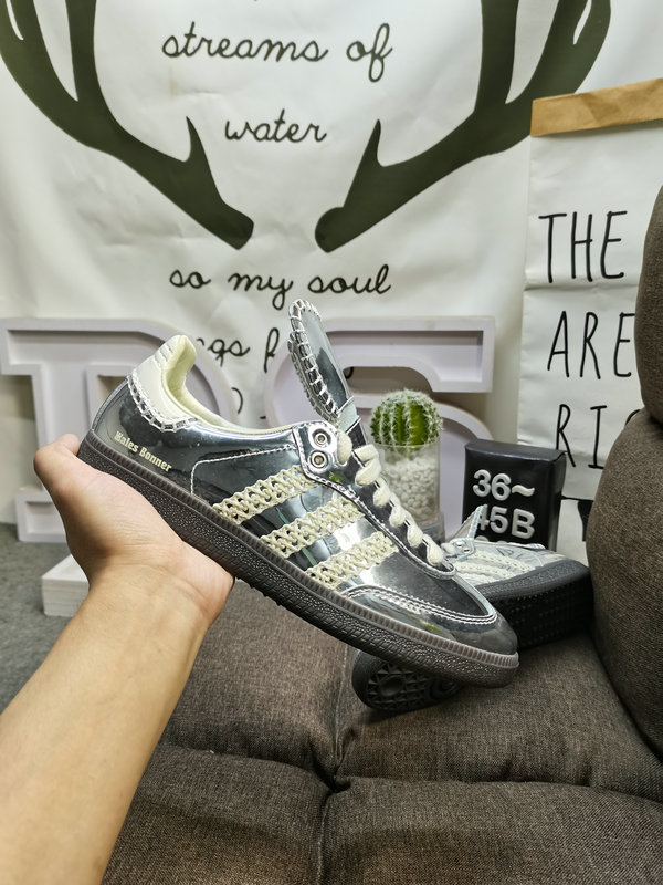 Shoes Adidas 321DWales Bonner x Adidas Samba co-branded retro sports sneakers. Simple color matching this year’s popular liquid silver is full of unknown feeling. Three stripes lace makeup ribbon on the side! 10