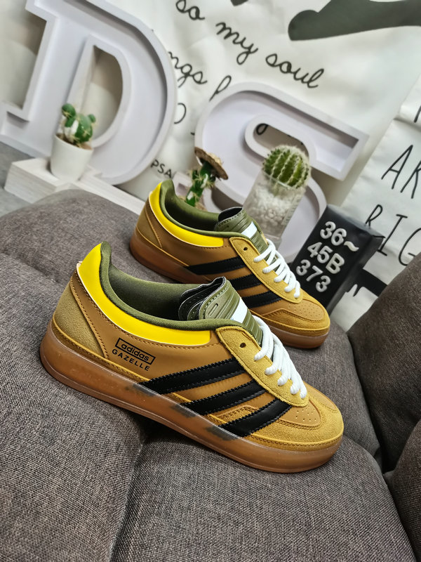 Shoes Adidas 373DAdidasad Bunny Gazelle Indoor IF8716 uses suede and environmentally friendly fiber leather upper material, internal environmentally friendly sea glass insole, external RB rubber outsole❗️The new joint shoe of the clover is so unique!! Pull 10