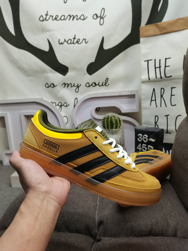 Shoes Adidas 373DAdidasad Bunny Gazelle Indoor IF8716 uses suede and environmentally friendly fiber leather upper material, internal environmentally friendly sea glass insole, external RB rubber outsole❗️The new joint shoe of the clover is so unique!! Pull 10