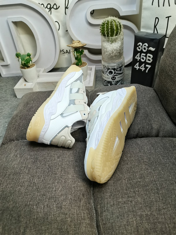 Shoes Adidas 447D Corporate Level The streetball style derived from the streets has changed the development of traditional basketball. This newly designed adidas Originals Niteball is similar to the retro performance basketball shoe adidas Or28 that came out last year.