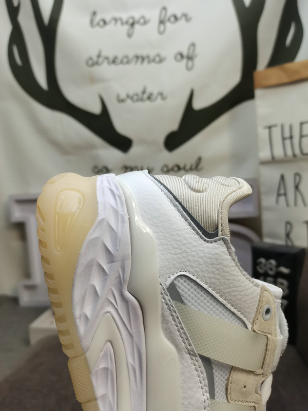 Shoes Adidas 447D Corporate Level The streetball style derived from the streets has changed the development of traditional basketball. This newly designed adidas Originals Niteball is similar to the retro performance basketball shoe adidas Or28 that came out last year.