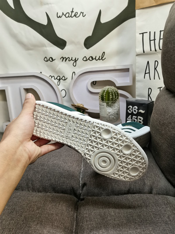 Shoes Adidas 447DAdidas SAMBA OG JI3205 is a classic Originals made of suede leather for nearly 70 years. It has a slender last, a slightly pointed toe cap, and suede toe cap stitching. These elements are exactly what Origi10