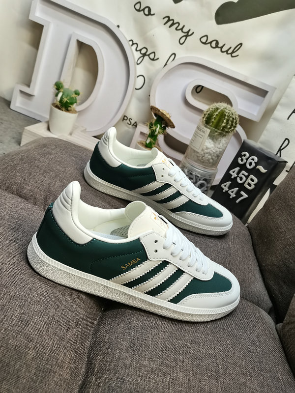 Shoes Adidas 447DAdidas SAMBA OG JI3205 is a classic Originals made of suede leather for nearly 70 years. It has a slender last, a slightly pointed toe cap, and suede toe cap stitching. These elements are exactly what Origi10
