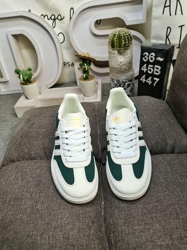 Shoes Adidas 447DAdidas SAMBA OG JI3205 is a classic Originals made of suede leather for nearly 70 years. It has a slender last, a slightly pointed toe cap, and suede toe cap stitching. These elements are exactly what Origi10