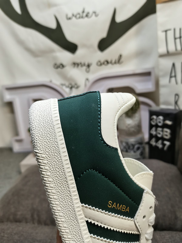 Shoes Adidas 447DAdidas SAMBA OG JI3205 is a classic Originals made of suede leather for nearly 70 years. It has a slender last, a slightly pointed toe cap, and suede toe cap stitching. These elements are exactly what Origi10