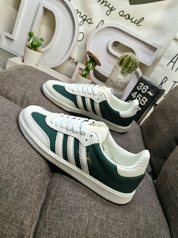 Shoes Adidas 447DAdidas SAMBA OG JI3205 is a classic Originals made of suede leather for nearly 70 years. It has a slender last, a slightly pointed toe cap, and suede toe cap stitching. These elements are exactly what Origi10
