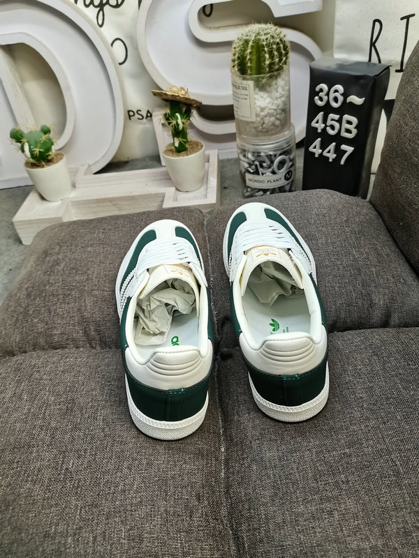 Shoes Adidas 447DAdidas SAMBA OG JI3205 is a classic Originals made of suede leather for nearly 70 years. It has a slender last, a slightly pointed toe cap, and suede toe cap stitching. These elements are exactly what Origi10