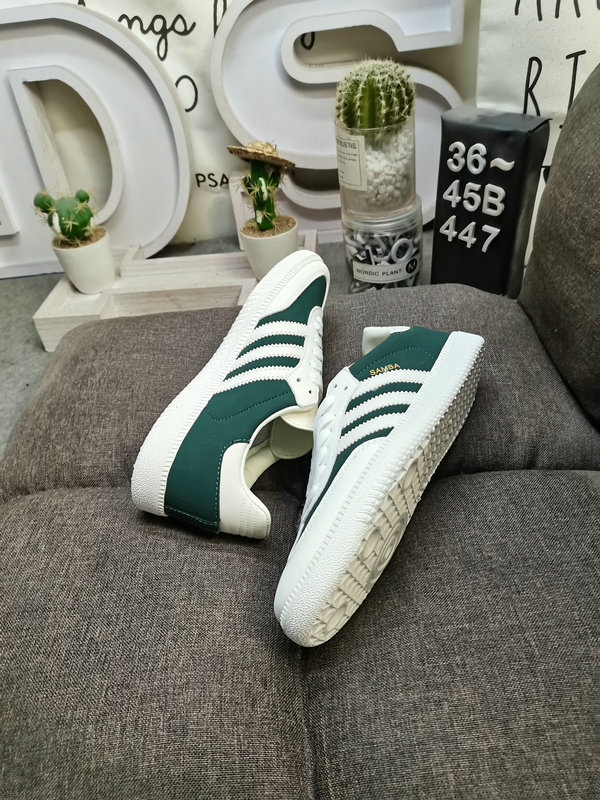 Shoes Adidas 447DAdidas SAMBA OG JI3205 is a classic Originals made of suede leather for nearly 70 years. It has a slender last, a slightly pointed toe cap, and suede toe cap stitching. These elements are exactly what Origi10