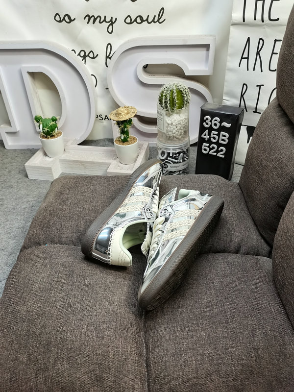 Shoes Adidas 522DWales Bonner x Adidas Samba co-branded retro sports shoes. Simple color matching this year’s popular liquid silver is full of unknown feeling. Three stripes lace makeup ribbon on the side! 10