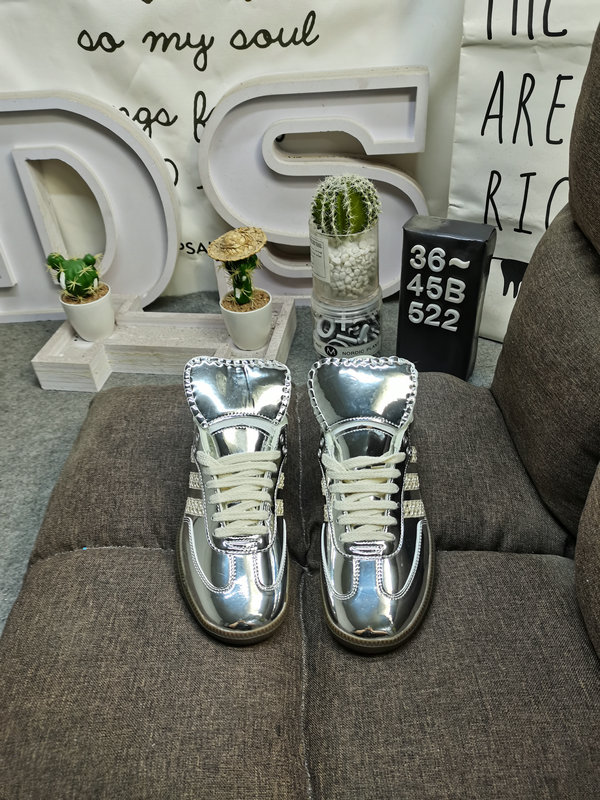 Shoes Adidas 522DWales Bonner x Adidas Samba co-branded retro sports shoes. Simple color matching this year’s popular liquid silver is full of unknown feeling. Three stripes lace makeup ribbon on the side! 10