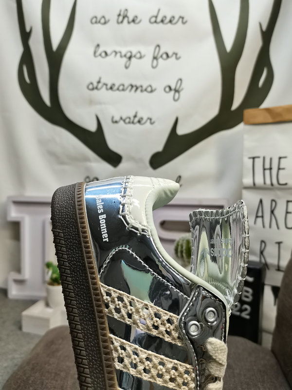 Shoes Adidas 522DWales Bonner x Adidas Samba co-branded retro sports shoes. Simple color matching this year’s popular liquid silver is full of unknown feeling. Three stripes lace makeup ribbon on the side! 10