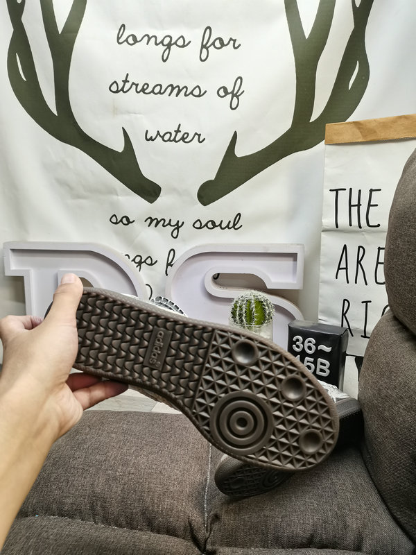 Shoes Adidas 522DWales Bonner x Adidas Samba co-branded retro sports shoes. Simple color matching this year’s popular liquid silver is full of unknown feeling. Three stripes lace makeup ribbon on the side! 10