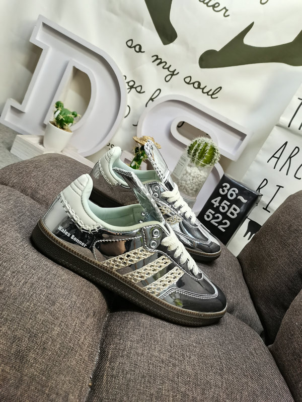 Shoes Adidas 522DWales Bonner x Adidas Samba co-branded retro sports shoes. Simple color matching this year’s popular liquid silver is full of unknown feeling. Three stripes lace makeup ribbon on the side! 10