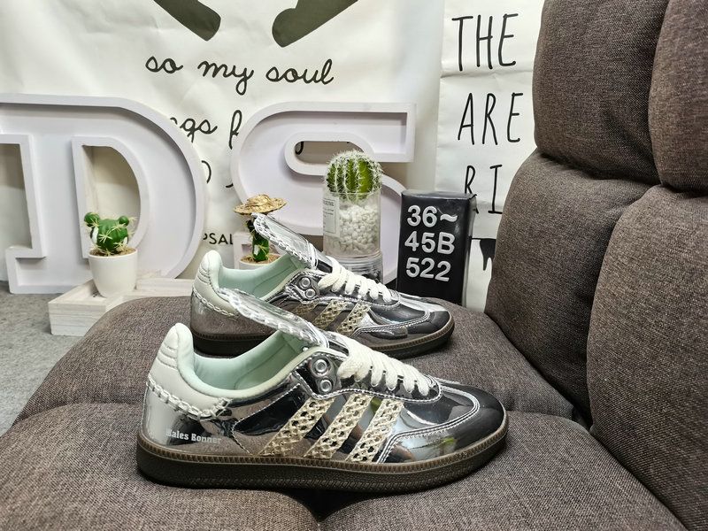 Shoes Adidas 522DWales Bonner x Adidas Samba co-branded retro sports shoes. Simple color matching this year’s popular liquid silver is full of unknown feeling. Three stripes lace makeup ribbon on the side! 10