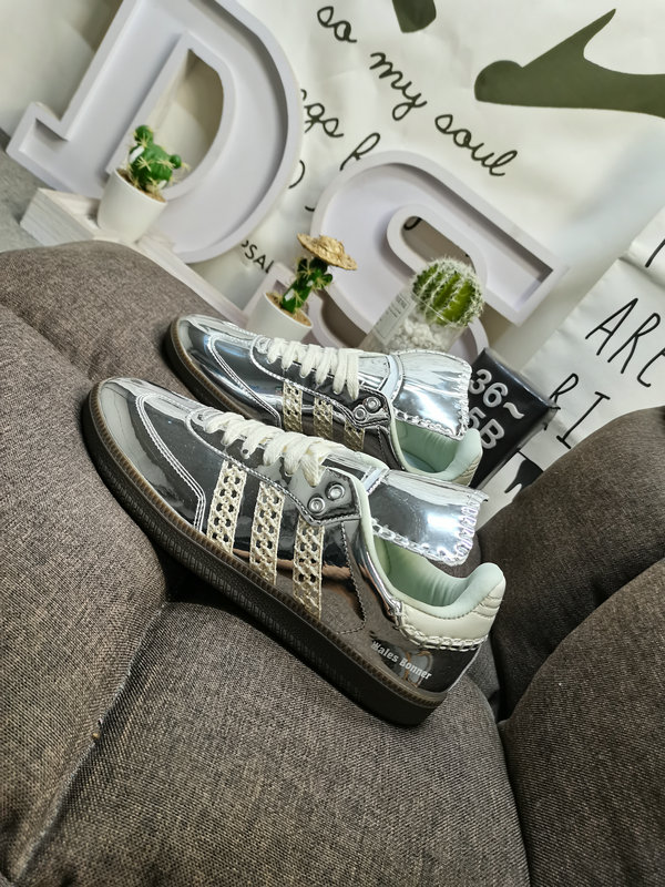 Shoes Adidas 522DWales Bonner x Adidas Samba co-branded retro sports shoes. Simple color matching this year’s popular liquid silver is full of unknown feeling. Three stripes lace makeup ribbon on the side! 10