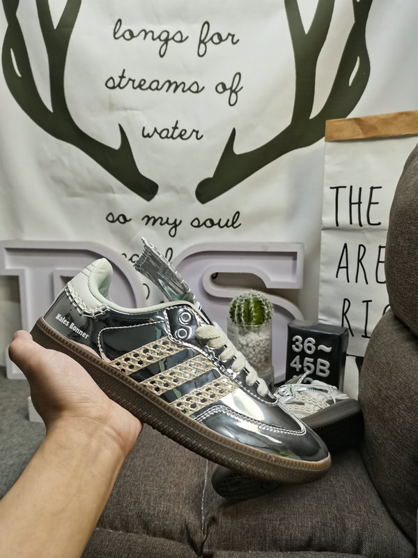 Shoes Adidas 522DWales Bonner x Adidas Samba co-branded retro sports shoes. Simple color matching this year’s popular liquid silver is full of unknown feeling. Three stripes lace makeup ribbon on the side! 10