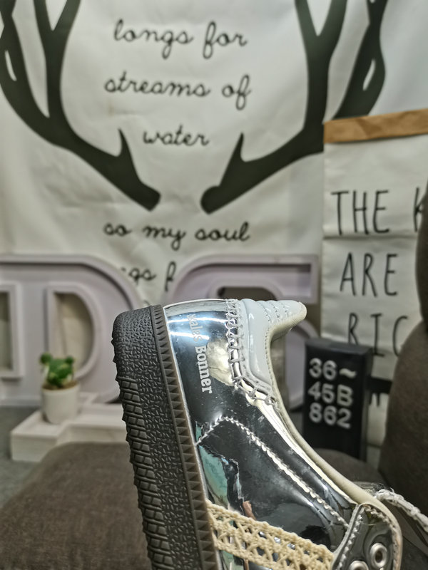 Shoes Adidas 862DWales Bonner x Adidas Samba co-branded retro sports shoes. Simple color matching this year’s popular liquid silver is full of unknown feeling. Three stripes lace makeup ribbon on the side! 10