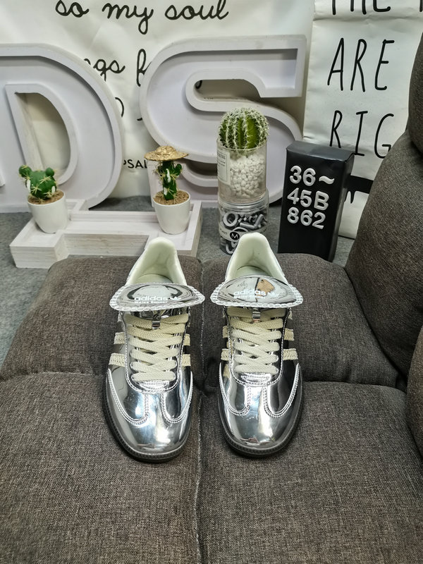 Shoes Adidas 862DWales Bonner x Adidas Samba co-branded retro sports shoes. Simple color matching this year’s popular liquid silver is full of unknown feeling. Three stripes lace makeup ribbon on the side! 10