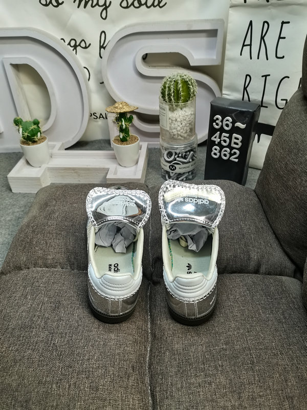 Shoes Adidas 862DWales Bonner x Adidas Samba co-branded retro sports shoes. Simple color matching this year’s popular liquid silver is full of unknown feeling. Three stripes lace makeup ribbon on the side! 10