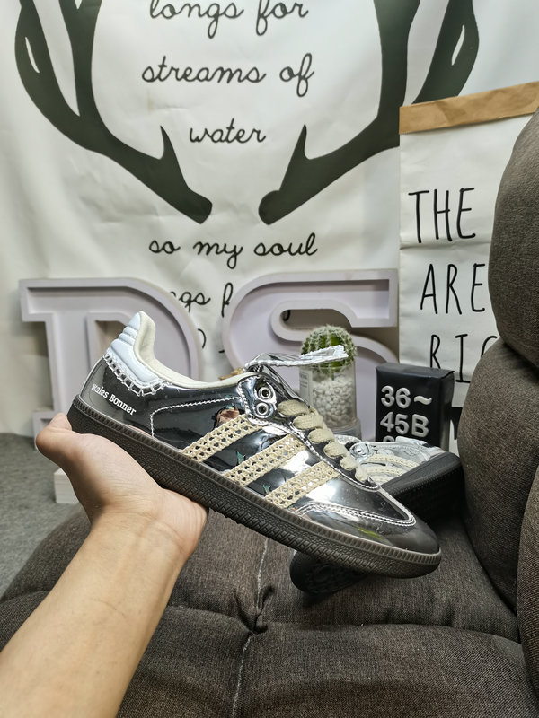 Shoes Adidas 862DWales Bonner x Adidas Samba co-branded retro sports shoes. Simple color matching this year’s popular liquid silver is full of unknown feeling. Three stripes lace makeup ribbon on the side! 10