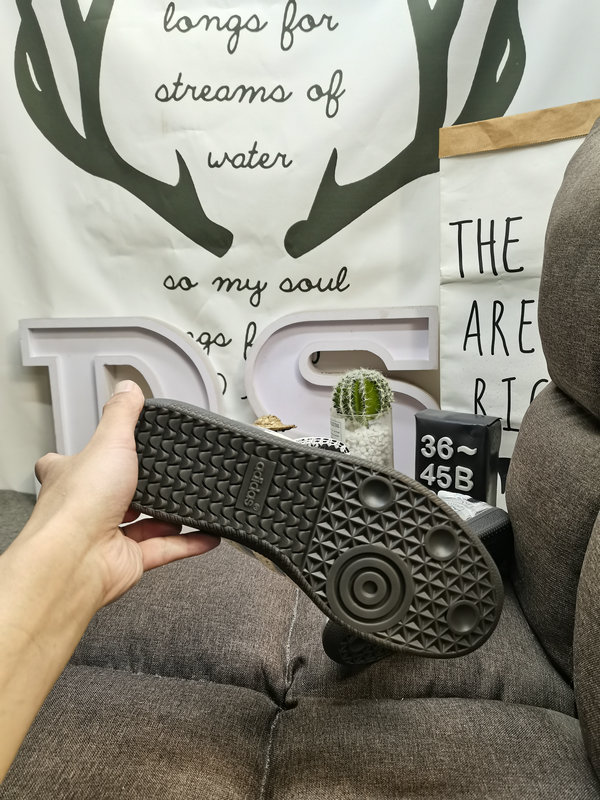 Shoes Adidas 862DWales Bonner x Adidas Samba co-branded retro sports shoes. Simple color matching this year’s popular liquid silver is full of unknown feeling. Three stripes lace makeup ribbon on the side! 10