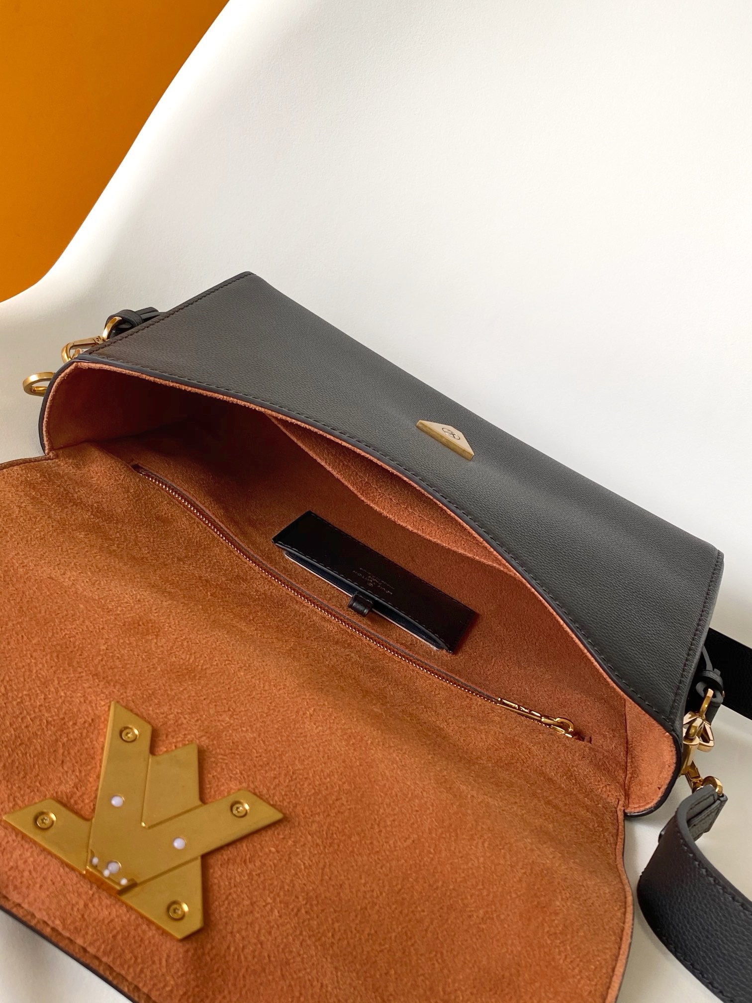 Twist MM Epi Bag Black - Bag | LOUIS VUITTON