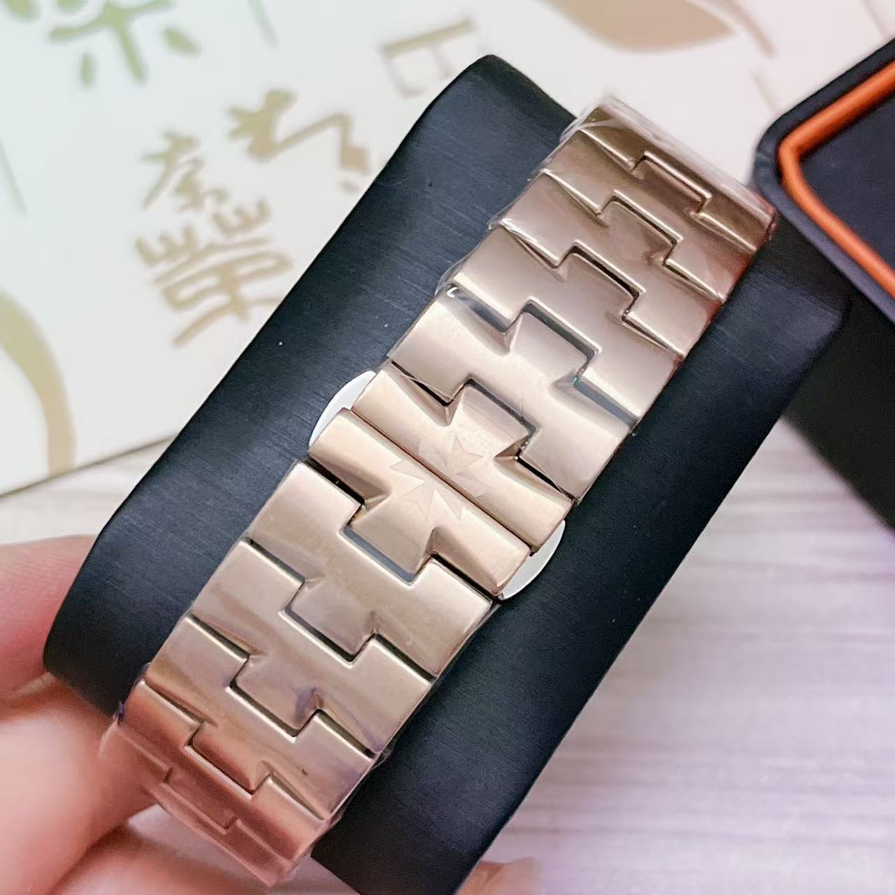 Alternative view of white Vacheron Constantin Rose Gold - Vacheron Constantin Rose Gold