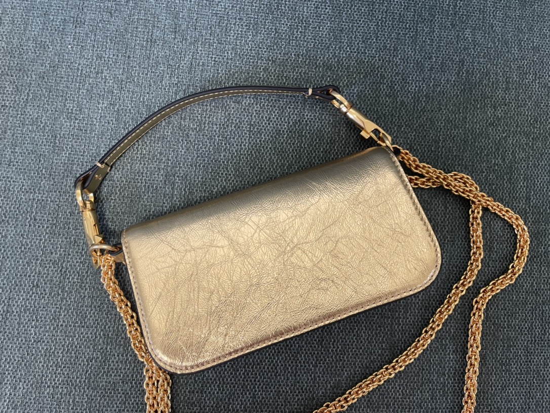 Valentino Garavani Alltime Metallic Shoulder Bag | Gold |