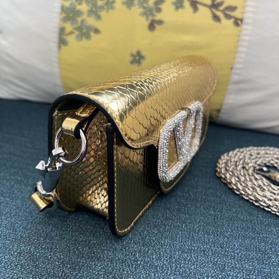 Valentino Garavani Alltime Metallic Shoulder Bag | Gold |