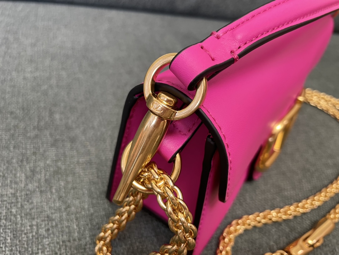 VALENTINO GARAVANI Calfskin Vlogo Loco Shoulder Bag Pink