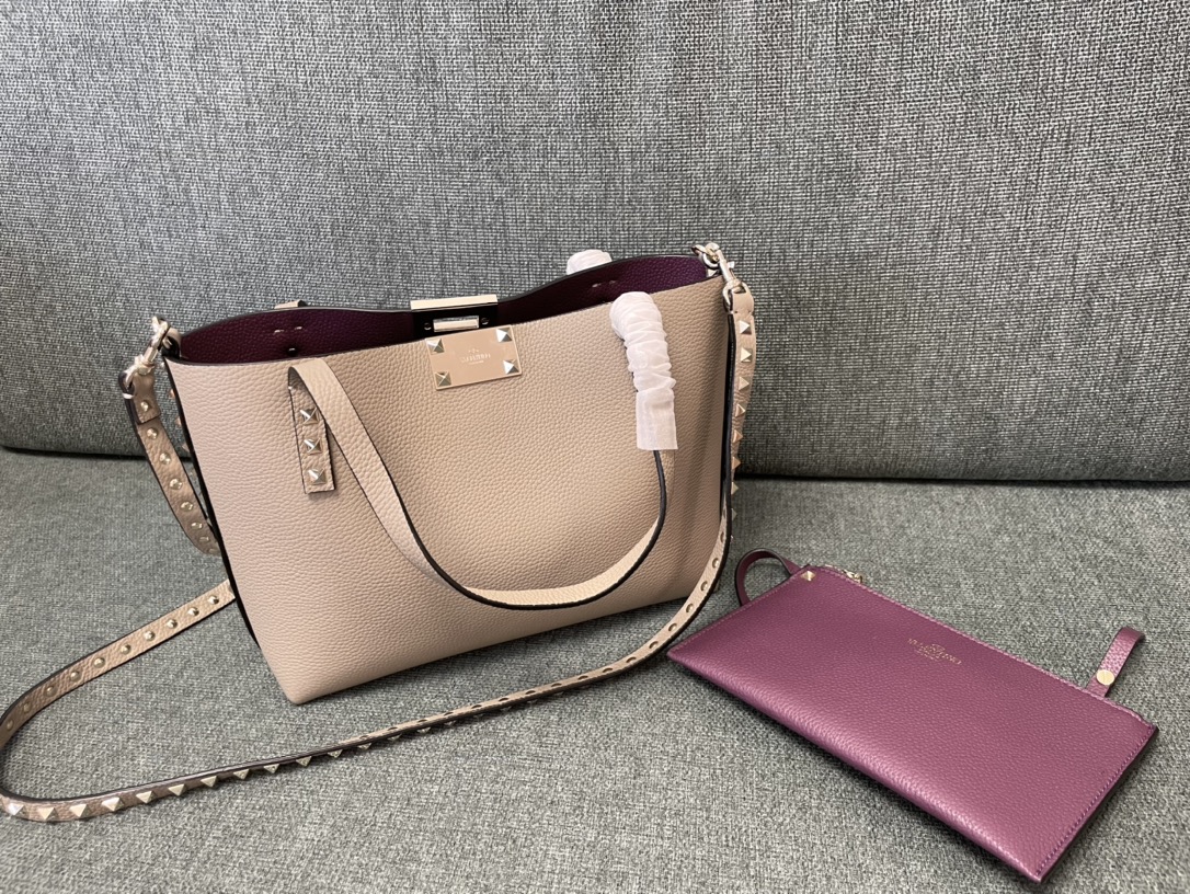 VALENTINO GARAVANI Grained Calfskin Small Rockstud Flip