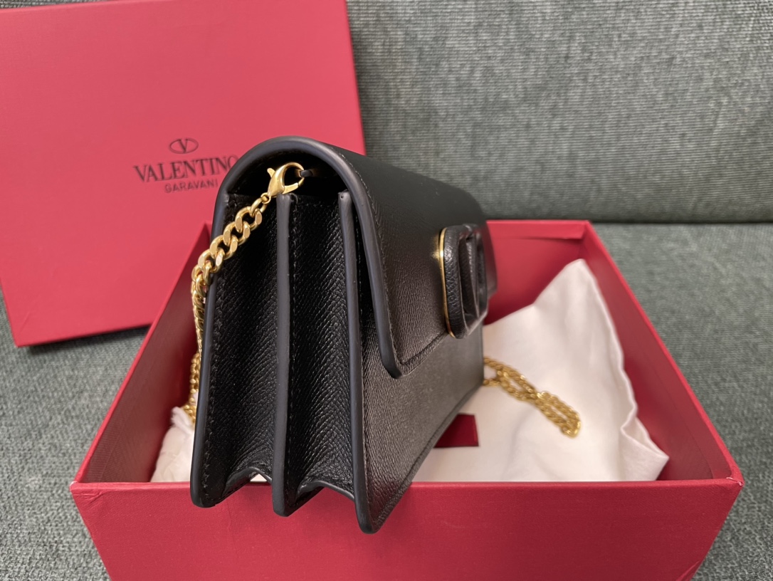 VALENTINO GARAVANI Grainy Calfskin Vlogo Wallet On Chain black