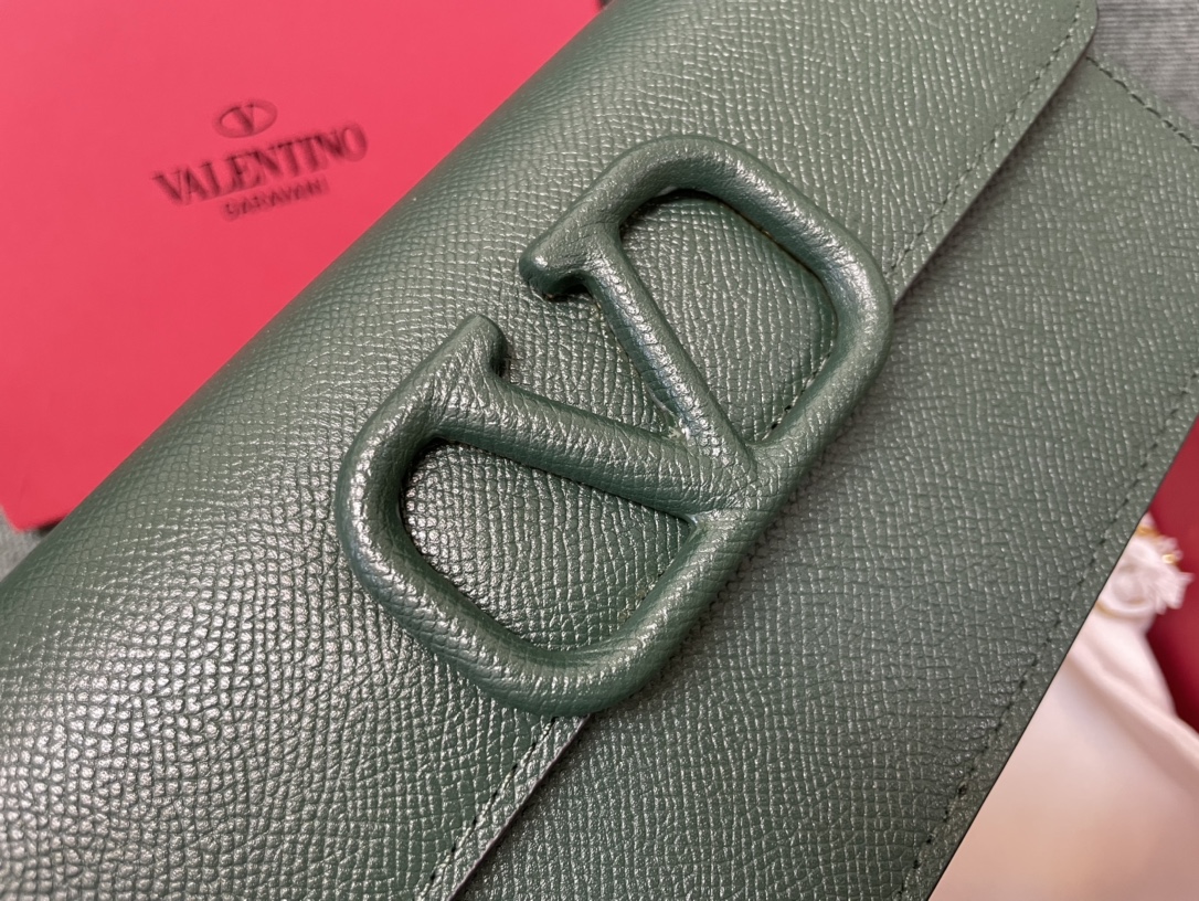 VALENTINO GARAVANI Grainy Calfskin Vlogo Wallet On Chain Green