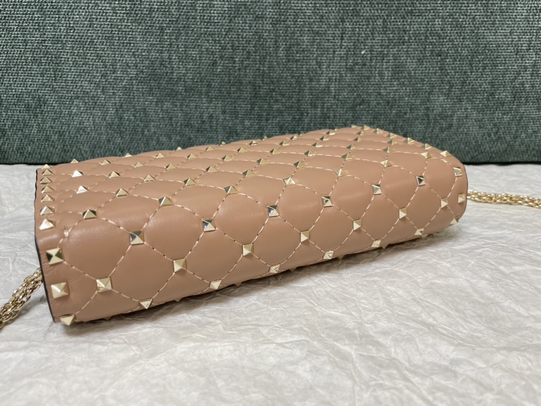 VALENTINO GARAVANI Lambskin Rockstud Spike Wallet on Chain Poudre 1288111