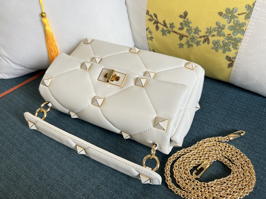 Valentino Garavani Large Roman Stud Shoulder Bag |