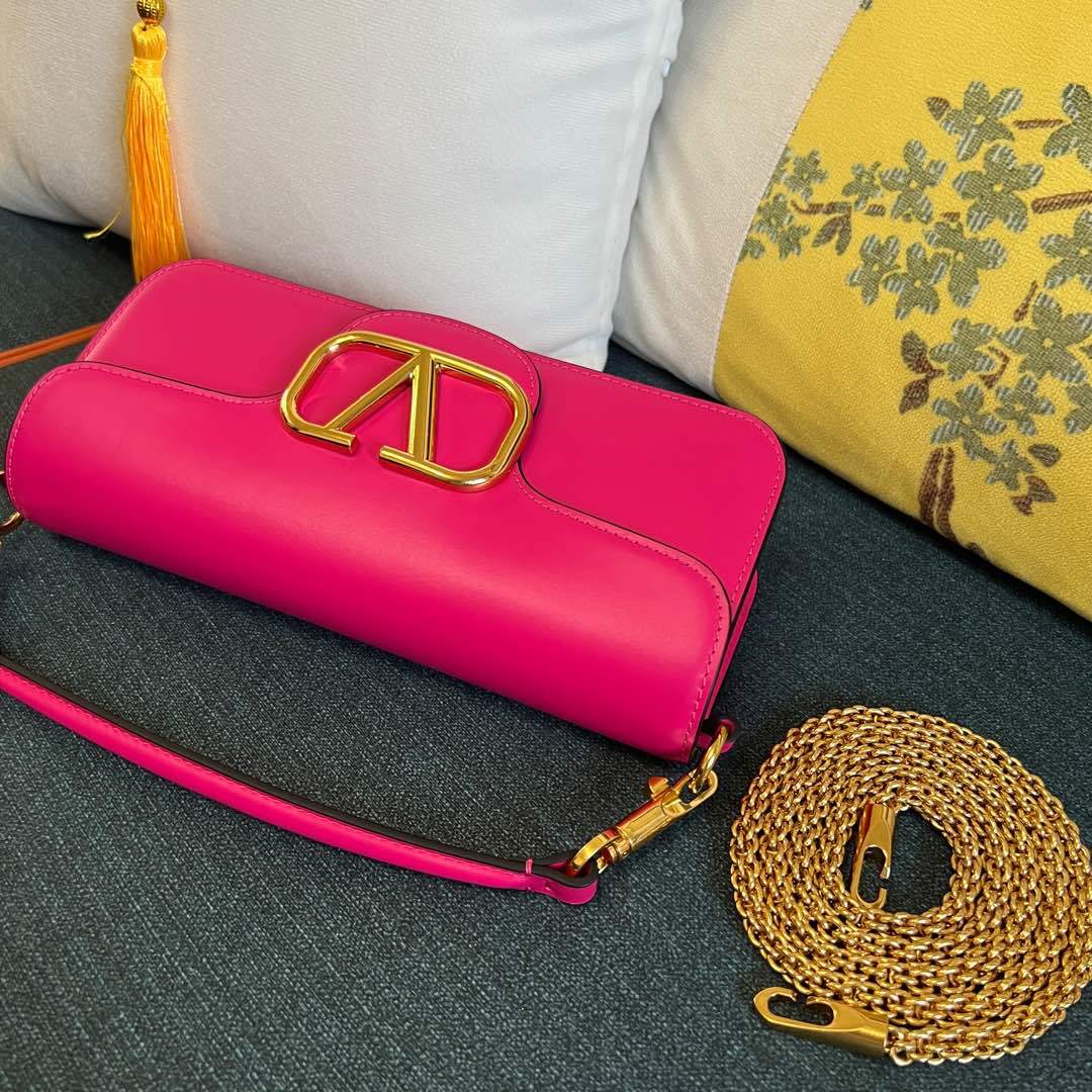 Valentino Garavani Locò Leather Shoulder Bag - Pink