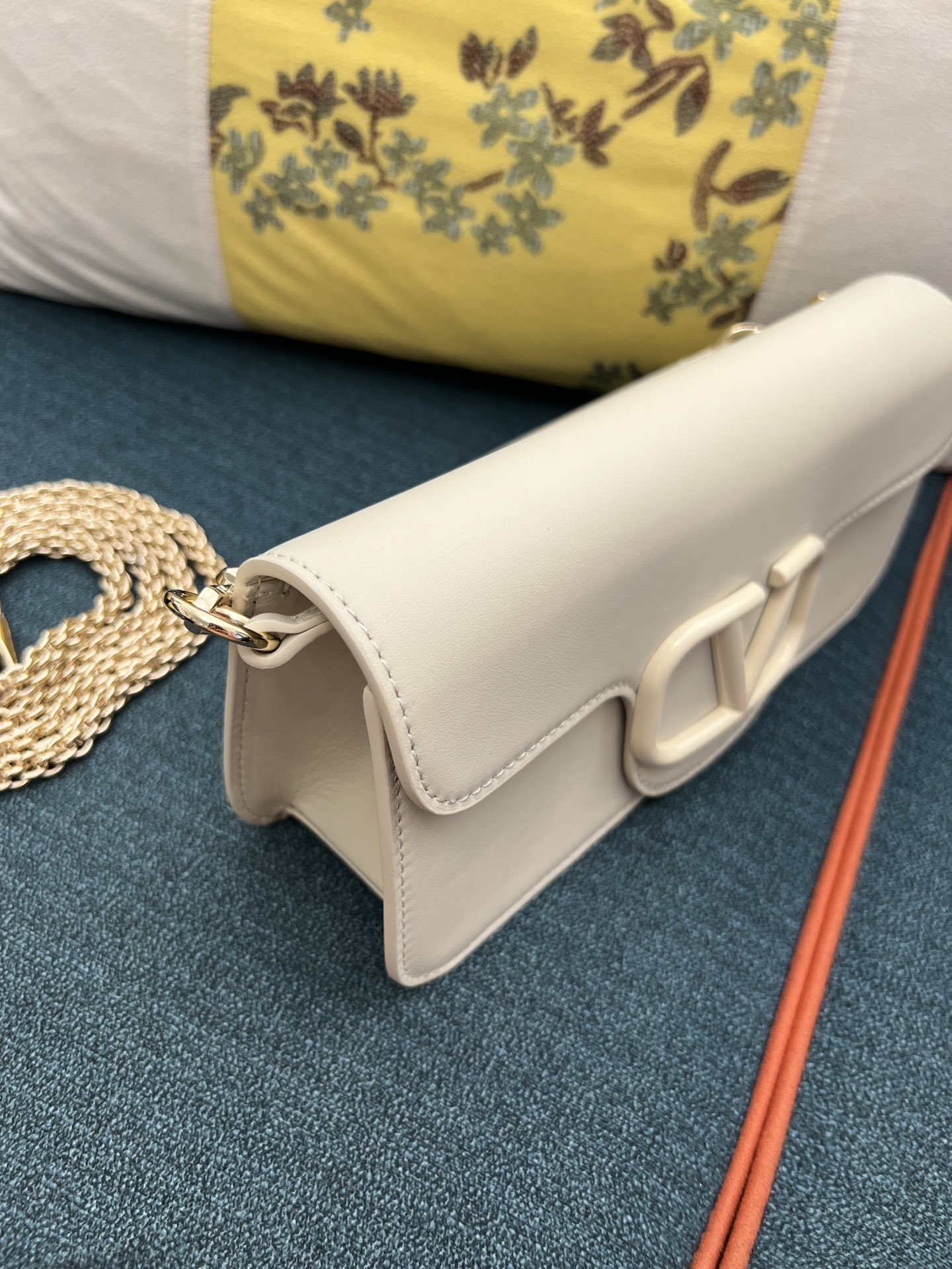 Valentino Garavani Locò Leather Shoulder Bag | White |