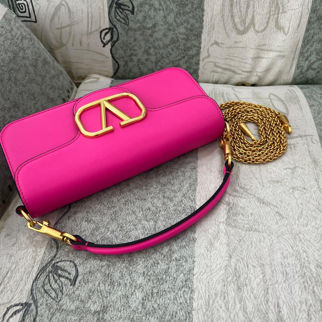 Valentino Garavani Loco Medium leather shoulder bag -pink