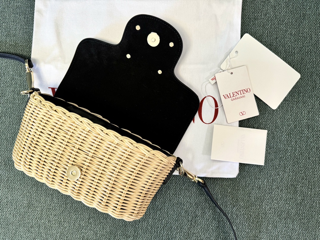 VALENTINO GARAVANI Loco Natural/black Straw Shoulder