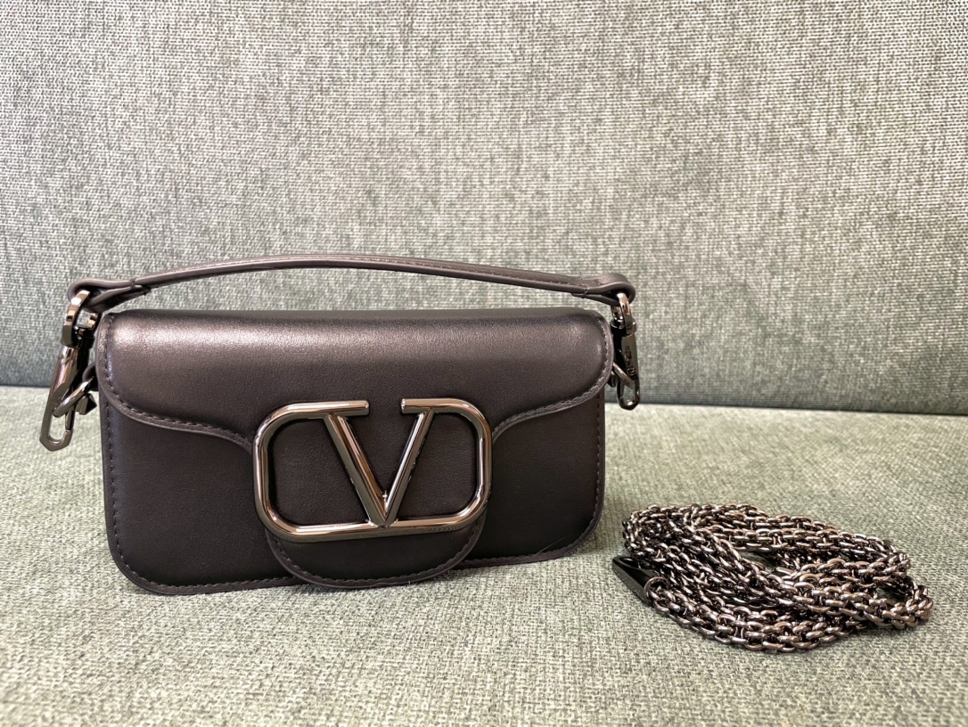 Valentino Garavani Loco Vitello Hobo Bag - Valentino Garavani - Black - Leather
