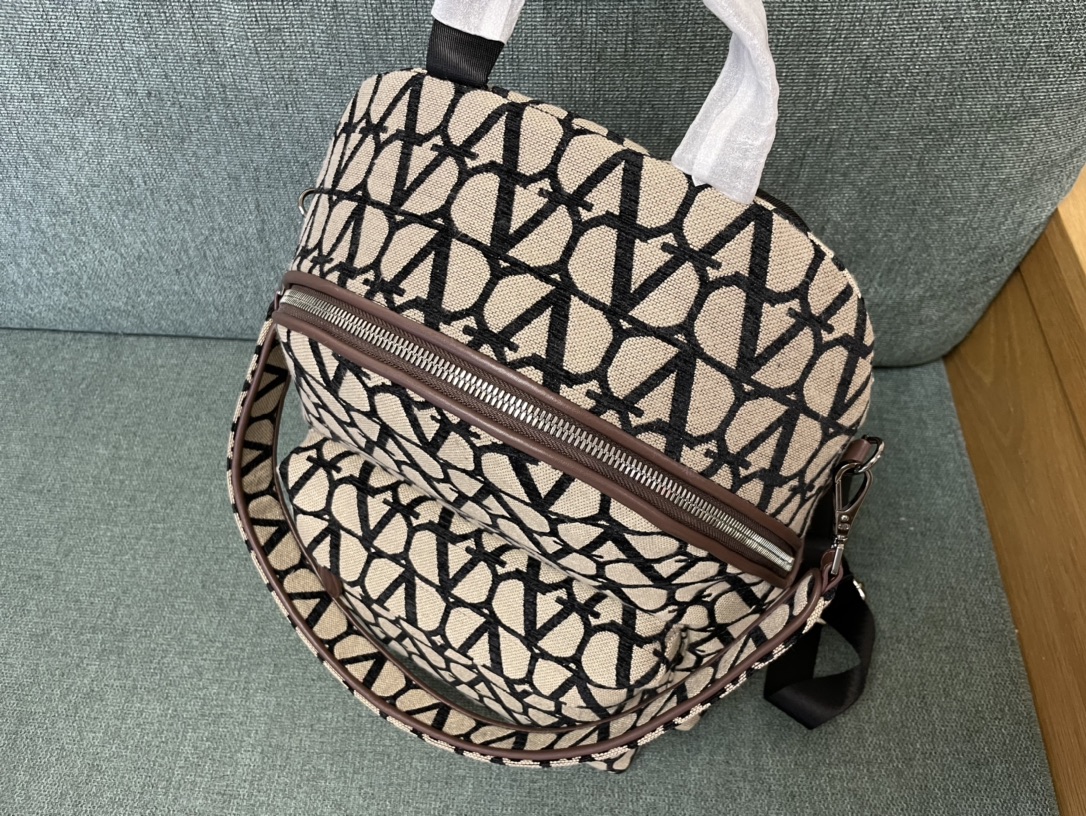 Valentino Garavani Logo Pattern Backpack  Valentino 00018